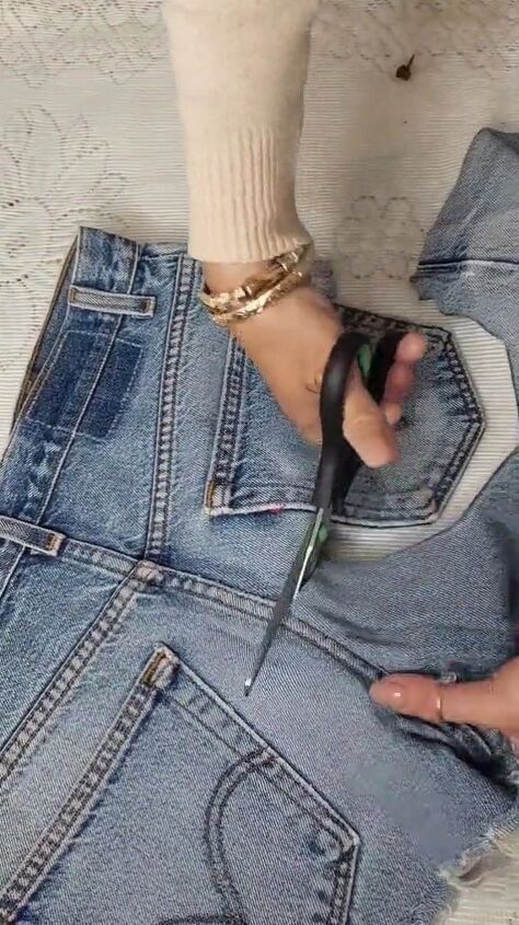 Denim Belts Diy, Demin Corset Outfits, Denim Shirt Refashion Diy, Denim Shorts Upcycle, Diy Denim Outfits, Upcycle Clothes Denim, Denim Upcycle Diy Jean Crafts, Diy Denim Clothes, Denim Belt Outfit