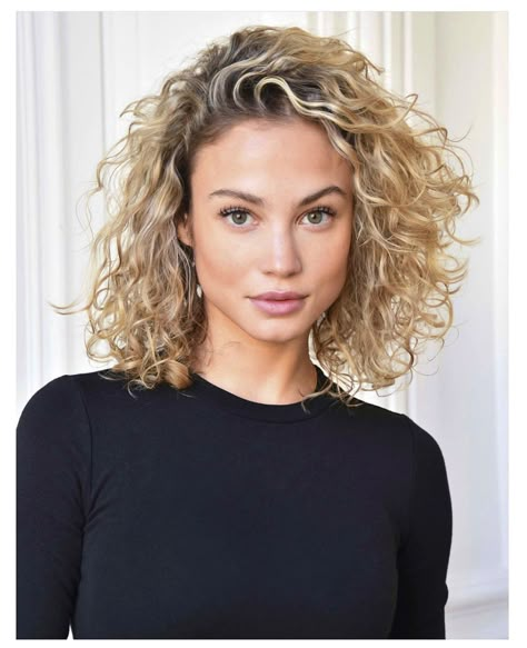 Short Blonde Curly Hair, Balayage Hair Brunette With Blonde, Tree Of Liberty, Blonde Highlights Curly Hair, Short Natural Curls, Rose Bertram, Natural Curly Hair Cuts, Highlights Curly Hair, Bob Haircut Curly