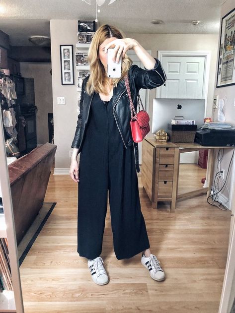 Wide Legged Jumpsuit Outfit, Jumpsuit And Converse Outfit, Black Jumpsuit With Sneakers, Black Jumper Outfit Casual, Layered Jumpsuit Outfit, How To Style A Black Jumpsuit, Black Jumpsuit Outfit Casual, Wide Leg Jumpsuit Outfit, Black Jumpsuit Outfit