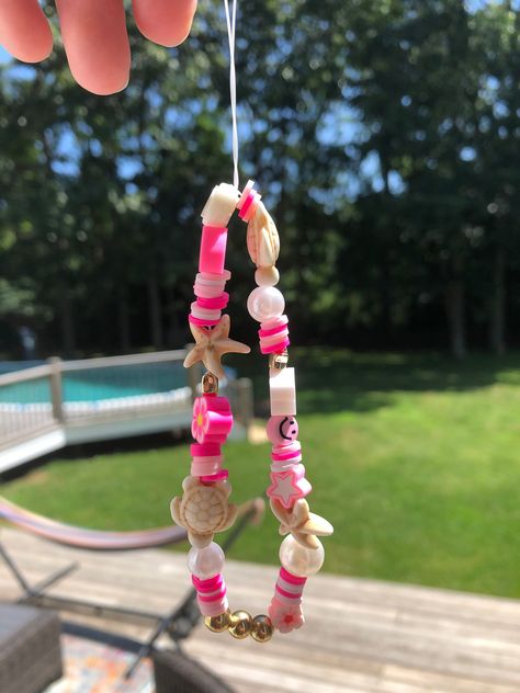 Pink Beachy Phone Charm! Pink and white phone charm with beachy charms! White Phone Charm, Pink Wallpaper Heart, Stretch Beaded Bracelets Diy, Make Clay Beads, Middle Island, Lululemon Shirts, Preppy Bracelets, Preppy Jewelry, Bracelets Ideas