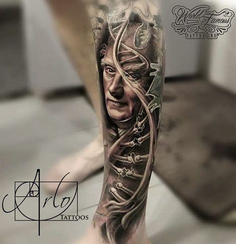 Francis Crick, the co-discoverer of the structure of the DNA molecule morphed with the Double Helix. Tattoo by Arlo DiCristina. Rosalind Franklin Tattoo, Helix Tattoo, Arlo Dicristina, Tatoo 3d, State Tattoos, Dna Tattoo, Molecule Tattoo, Tatuagem Masculina Pequena, Optical Illusion Tattoo