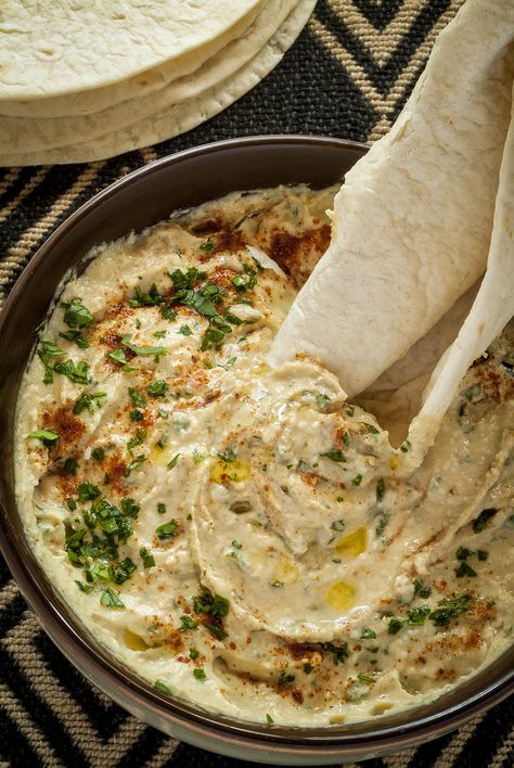 Take Hummus, Now Make It Better With These Toppings Mango Hummus, Pain Pita, Garlic Hummus, Cooking Bread, Homemade Hummus, Dips And Spreads, Hummus Recipe, Snacks Für Party, Tapenade