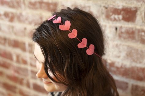 Learn how to make a super-simple Valentine's Day Heart Headband in this free tutorial from Creativebug. Cute Diy Hair Accessories, Valentine Hats, Valentines Headband, Headband Crafts, Heart Headband, Headband Tutorial, Heart Diy, Glitter Headbands, Diy Valentines Decorations