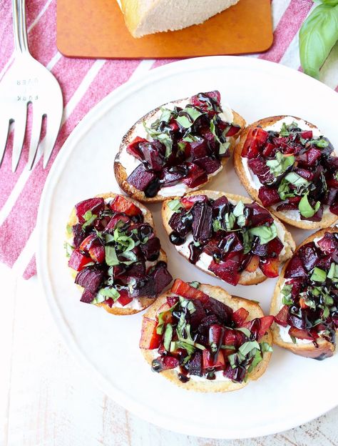 A toasted baguette is topped with goat cheese, balsamic roasted beets, fresh basil & balsamic reduction in this vegetarian Beet Bruschetta recipe that's perfect for Spring! Beet Bruschetta, Easy Bruschetta Recipe, Spring Appetizers, Toasted Baguette, Easy Bruschetta, Goat Cheese Crostini, Beet And Goat Cheese, Fresh Tomato Recipes, Tomato Bruschetta