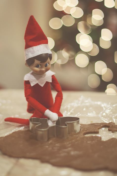 Elf on the Shelf making Gingerbread Cookies. Christmas Aesthetic Elf On The Shelf, Aesthetic Elf On The Shelf, Christmas Elf Aesthetic, Elf On The Shelf Aesthetic, Elf On The Shelf Gingerbread, Christmas Vsco, Santa Aesthetic, Preppy Xmas, Elf Aesthetic