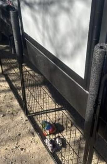 Camping Fence For Dogs, Camper Fence For Dogs, Dog Fence For Rv Camping, Rv Fence For Dogs, Diy Rv Dog Fence, Camper Dog Fence, Rv Life With Dogs, Dog Friendly Rv Remodel, Diy Portable Dog Fence Rv Camping