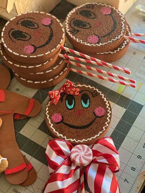 Gingerbread Christmas Decor Indoor, Christmas Diy Candy Decorations, Ginger Bread Diy Decorations, Themed Christmas Outdoor Decorations, Gingerbread Christmas Tree Ornaments Diy, Gingerbread Man Party Decorations, Gingerbread Christmas Tree Diy, Diy Ginger Bread Decorations, Ginger Bread Theme Decorations