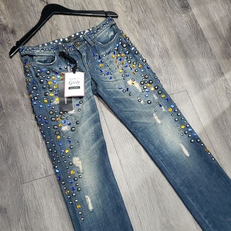 Jeans With Pearls, Rhinestone Stuff, Cowgirl Things, Jean Ideas, Mickey Shoes, Jeans Embroidery, Patched Denim Jeans, Resale Clothing, Unique Jeans