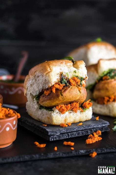 Vada Pav Recipe, Potato Sandwich, Indian Food Photography, Pav Recipe, Desi Street Food, Potato Filling, Mumbai Street Food, Pani Puri, Desi Food