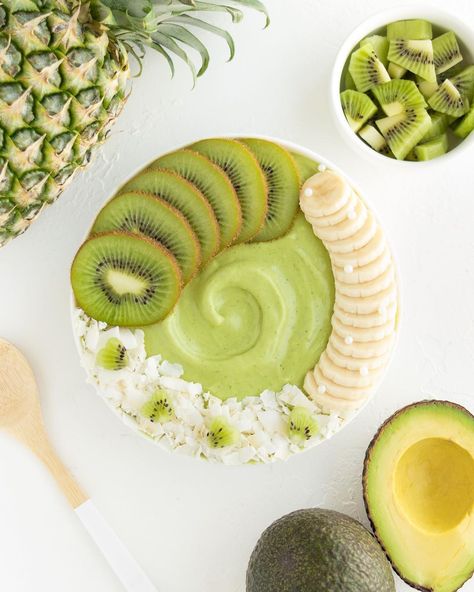 Avocado Smoothie Bowl 🥑🌴✨ made with @camposolcares avocado, pineapple, and kiwi! @purelykaylie (Instagram) Kiwi Bowl, Smoothie Bowl Ideas, Avocado Smoothie Bowl, Green Pic, Oat Cups, Bowl Ideas, Kiwi Smoothie, Food F, Superfood Smoothie