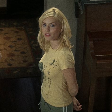 Elisha Cuthbert Girl Next Door, The Girl Next Door Aesthetic, The Girl Next Door Outfits, The Girl Next Door Movie, The Father Movie, Girl Next Door Movie, Girl Next Door Aesthetic, The Girl Next Door 2004, 2000s Outfit