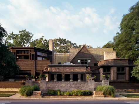 Wright designed more than 150 structures while working in this building, which uses simple materials such as Chicago common brick, cedar shingles, and olive-green trim to create a harmonious relationship between the building and its site. He tested concepts here that later became cornerstones of his residential style: the open floor plan, built-in furnishings, and the use of art glass and earthen colors. Frank Lloyd Wright Chicago, Robie House, Frank Lloyd Wright Architecture, Frank Lloyd Wright Buildings, Frank Lloyd Wright Homes, Rem Koolhaas, Architecture Landmark, American Architecture, Chicago Architecture