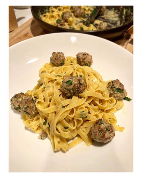 Jamie Oliver's Easy Sausage Carbonara Jamie Oliver Sausage Pasta, Jamie Oliver Carbonara, Jamie Oliver Meatballs, Sausage Carbonara, Jamie Oliver Pasta, Traditional Carbonara Recipe, Traditional Carbonara, Easy Carbonara, Jamie Oliver 5 Ingredients