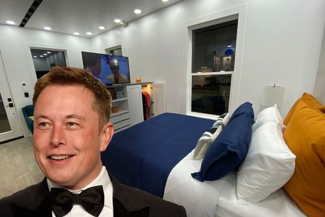 Elon Musk House, Elon Reeve Musk, Pre Fab Tiny House, Tiny House Company, Living Below Your Means, Richest In The World, Jake Gyllenhaal, Rich People, Celebrity Houses