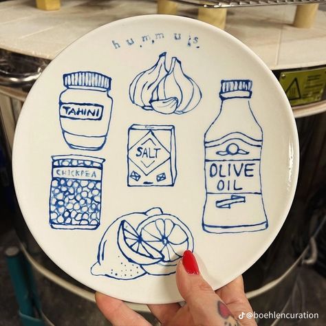 Pasta Pottery Painting, Paint Me Mine Ideas, Pottery Painting Patterns, Pottery Painting Outfit, Ceramic Painting Christmas, Plate Painting Ideas Aesthetic, Pottery Designs Painted, Painting Pots Ideas, Aesthetic Pottery Painting