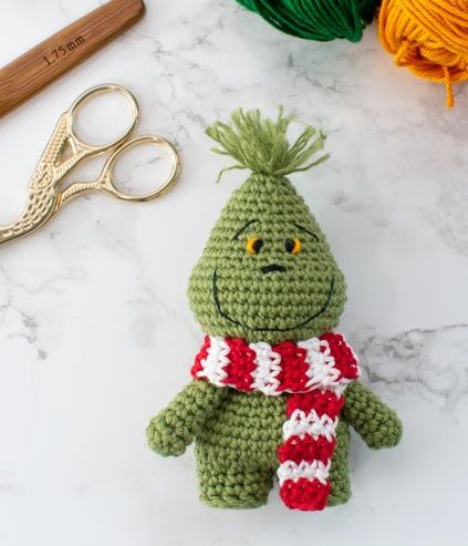 Happy Grinch, Grinch Crochet, Disney Amigurumi, Crochet Candle, Crochet Pencil, Crochet Christmas Ornaments Free, Crochet 101, Crochet Ornament Patterns, Christmas Crochet Patterns Free