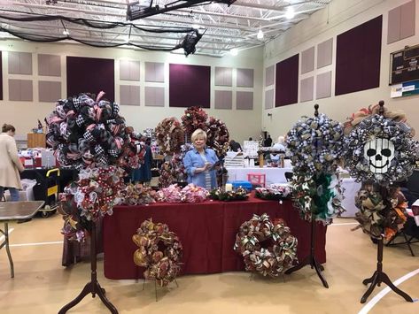 Wreath Vendor Booth Ideas, Vendor Booth Display, Craft Fair Booth Display, Craft Booth Display, Arts And Crafts Storage, Vendor Displays, Wood Block Crafts, Craft Fairs Booth, Craft Booth Displays