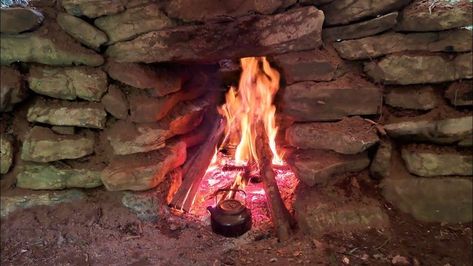 Bushcraft Shelter Fireplace, Bushcraft Shelter With Fireplace, Bushcraft Fireplace, Diy Off Grid, Shelters In The Woods, Fireplace Video, Camping Winter, Camping Youtube, Bushcraft Shelter