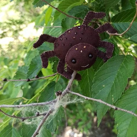 Felt Insects, Felt Spider, Diy Spider, How To Make Garland, Felt Accessories, Spider Pattern, Christmas Ornaments Felt, Baby Mobile Felt, Ornament Wall