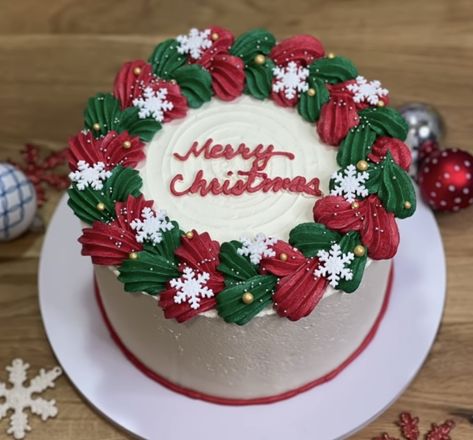 Christmas Cake Designs 2022, Minimalist Christmas Cakes, Simple Xmas Cake Designs, Christmas Cake Decorating Ideas Round, Christmas Cakes Simple, Xmas Cake Decorating Ideas Simple, Simple Christmas Cake Ideas, Christmas Cake Ideas Decoration Simple, Christmas Cake Designs Simple