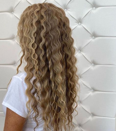 Do you enjoy cute crimped hair looks? Are you someone who knows how to style your hair this way? If you’re someone who knows how to wear stylish old-s... Hairstyles With Crimped Hair, Krimped Hairstyles, Crimped Hairstyles, Hair Crimper, Crimped Hair, Healthier Hair, Long Curly Hair, Stylish Hair, Long Curly