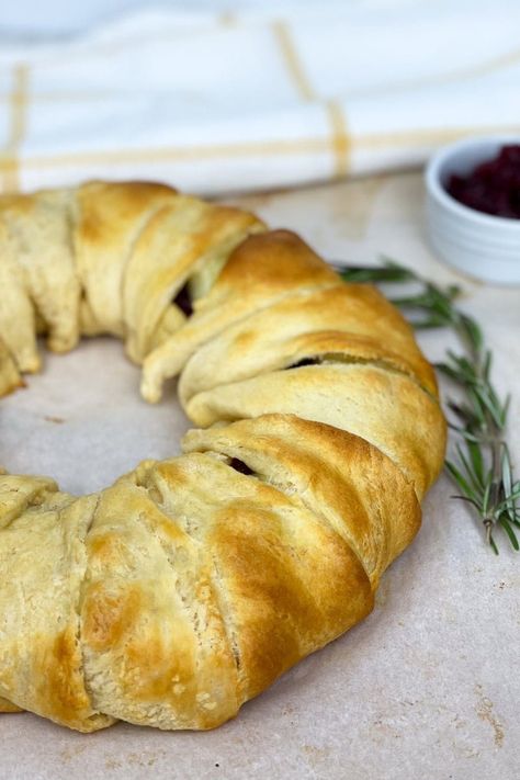 Cranberry Brie Wreath Appetizer - Five Spot Green Living Cranberry Brie Wreath, Brie Wreath, Brie Appetizer Bites, Wreath Appetizer, Brie Cheese Appetizer, Wreath Recipe, Baked Brie Appetizer, Brie Cranberry, Brie Appetizer