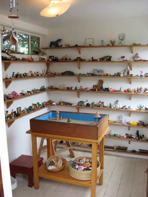 Sand tray room in Stinson Beach, with lots of loose parts - image shared by Spirit In The City (",) Ece Environments, Play Therapy Office, Sandplay Therapy, Sandtray Therapy, Sand Therapy, Sand Tray Therapy, Play Therapy Room, Picture Rails, Rangement Art