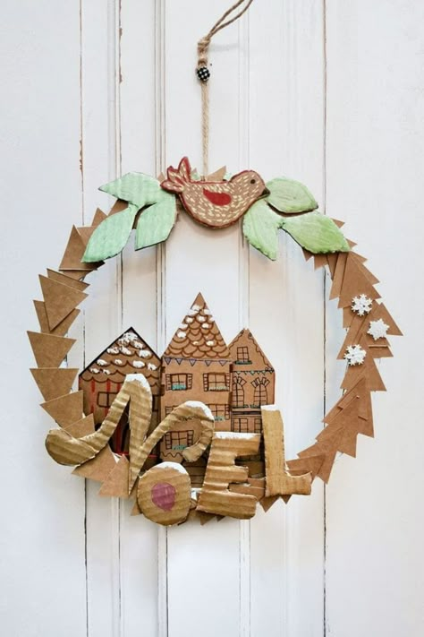 Whimsical cardboard Christmas wreath for festive inspiration Cardboard Decor, Christmas Cardboard, Cardboard Gingerbread House, Couronne Diy, Diy With Kids, Cardboard Christmas Tree, Cardboard Christmas, Christmas Shadow Boxes, Christmas Apartment