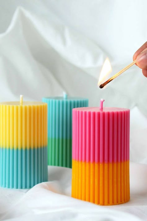 Coloured Pillar Candles, Bathroom Candles Decor, Pillar Candle Centerpieces, Turquoise Candles, Picked Flowers, Candle Crafts Diy, Soya Mumu, Room Shelf, Candles Diy