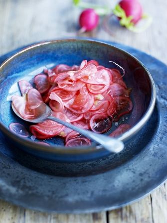 This pickled radish recipe from Jamie Oliver makes a perfect jar in pretty colours, a great way of preserving the delicate flavour and crunch of radishes. Radish Pickle, Allotment Recipes, Kitchen Swagger, Sweet Potato Chickpea Curry, Radish Recipe, Quitting Sugar, Szechuan Recipes, Pickled Radish, Beetroot Recipes