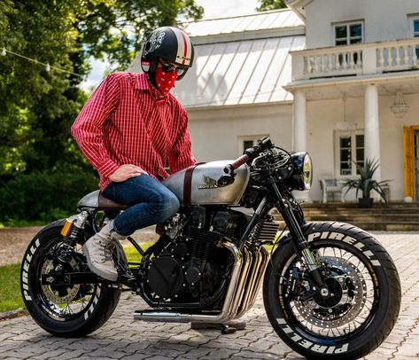 You are looking at one of the TOP 10 Cafe Racers of 2022. The choice of BikeBound and Racer TV channel viewers. This custom Honda was also featured in Pipeburn. Follow on Instagram @krisbikercustoms Honda Cb750 Cafe Racer, Cb 750 Cafe Racer, Cb750 Cafe, Cb750 Cafe Racer, Yamaha Cafe Racer, Cafe Racer Design, Riders On The Storm, Cafe Racing, Cafe Bike