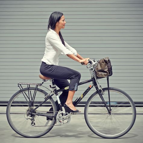 women's bike pants!  screw levi's and their notion that only men are interested in fashionable non-lycra bike wear. Outfits Mit Leggings, Bike Commute, Bike Fashion, Bicycle Chic, Bike To Work, Bike Pants, Urban Cycling, Cycling Clothes, Cyclocross Bike