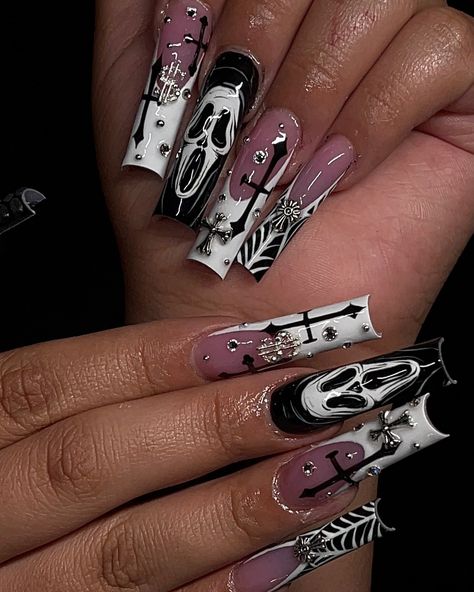 I just have to post the pictures tooo😮‍💨 🔪🖤 Book ur set now 🫶🏼 ##screamnails #nailart #naildesign #nailinspo #explore #halloween #halloweennails #ghostface #blood #spookyszn #spooky #spookynails👻🎃 Scary Halloween Nails, Ghostface Nails, Diy Halloween Nails, Scary Halloween Nails Design, Scary Nails, Uñas Aesthetic, Black Halloween Nails, Horror Nails, Halloween Nails Diy