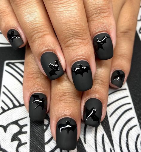 37 Halloween Nail Art Ideas That Are Equal Parts Eerie and Cute | Allure Halloween Bat Nails, Inspiring Nails, Halloween Nail Art Easy, Halloween Nail Art Ideas, Bat Nails, Fun Manicure, Black Halloween Nails, Nail Art Halloween, Halloween Nails Easy