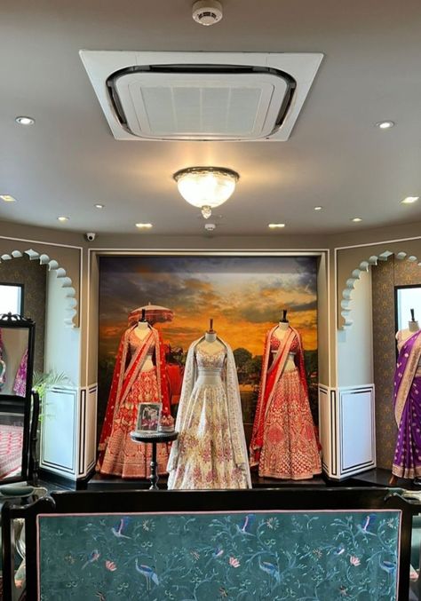 🐆 Sanitary Showroom, Boutique Showroom, Radha Raman, Boutique Lighting, Fashion Showroom, Boutique Designs, Clothing Store Interior, Interior Model, Mannequin Display