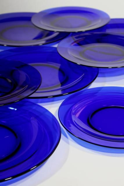 Blue Glass Plates Table Setting, Blue Glass Dishes, Cobalt Glass Vintage, Blue Glass Aesthetic, Celestial Apartment, Cobalt Blue Kitchens, Cobalt Blue Decor, Cobalt Glassware, Blue Dinnerware Sets