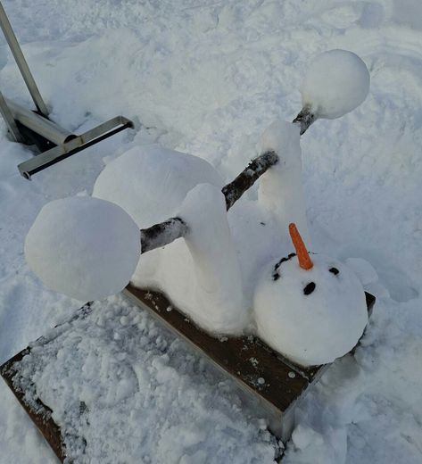 Snow Sculpture Ideas, Snowman Ideas Outdoor, Funny Snowman Ideas, Snow Man Ideas, Snowman Aesthetic, Building Snowman, Snowman Funny, Snowman Ideas, Winter Funny