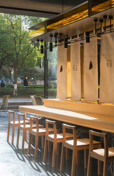 wooden roost boxes nestle on monumental columns for 'chic chic bird' noodle shop in china Noodle Shop Design, Ramen Shop Design, Urban Loft Apartment, Sushi Shop, Noodle Shop, Noodle Restaurant, Japanese Bar, Ramen Bar, Noodle House