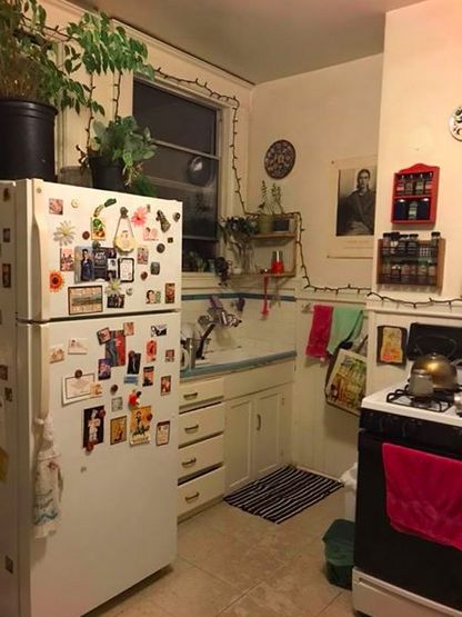 Non Aesthetic Apartment, Small Space Vintage Decor, 80s Studio Apartment, My Future Apartment, Clutter Apartment Aesthetic, Small Nyc Apartment Aesthetic Kitchen, College Kitchen Aesthetic, Uni Kitchen Decor, Grunge Apartment Aesthetic Kitchen