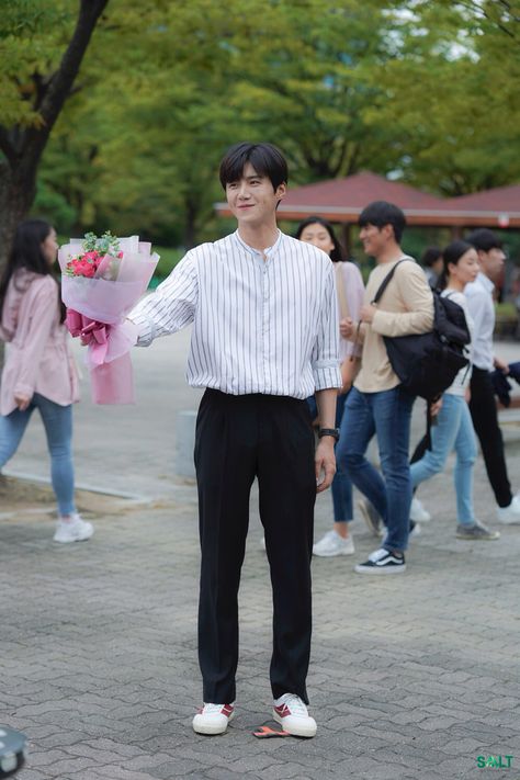 90s Black Men Fashion, Outfit Cowo, 90s Black Men, Kpop Fashion Men, Kim Seonho, Minimalist Fashion Men, Formal Men Outfit, I Love Cinema, Men Stylish Dress