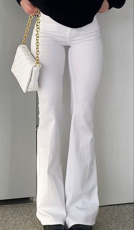 White Bellbottom Pants, White Bootcut Jeans Outfit, Outfit Ideas With White Jeans, Surprise Dance Outfits, Mermaid Pants, White Jeans Girls, Outfit Boda, Bootcut Jeans Outfit, White Bootcut Jeans