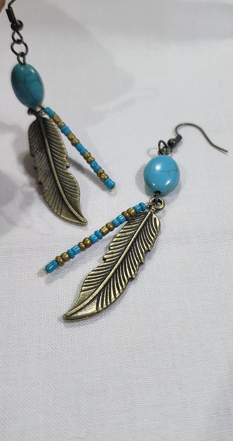 Feather and bead earring 3 Seed Bead Earrings Patterns Free, Diy Western Jewelry, Simple Beaded Earrings, Boho Earrings Diy, Dangle Earrings Diy, Simple Bead Earrings, Diy Earrings Dangle, Turquoise Feather Earrings, Collar Hippie