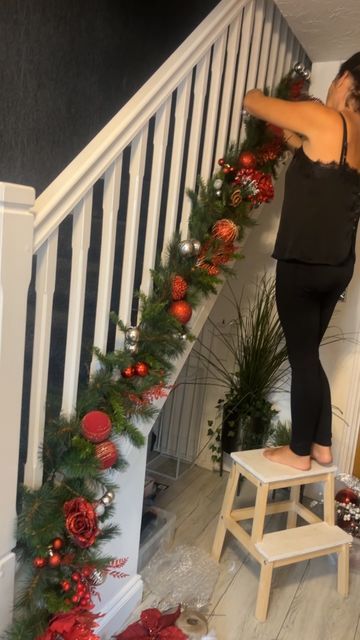 Outside Christmas Garland Ideas, Christmas Decorations On Stairs, Stairwell Christmas Decor, Christmas Bannister Ideas, Christmas Bannister, Xmas Stairs, Make A Garland, Christmas Stairs Decorations, Christmas Staircase Decor