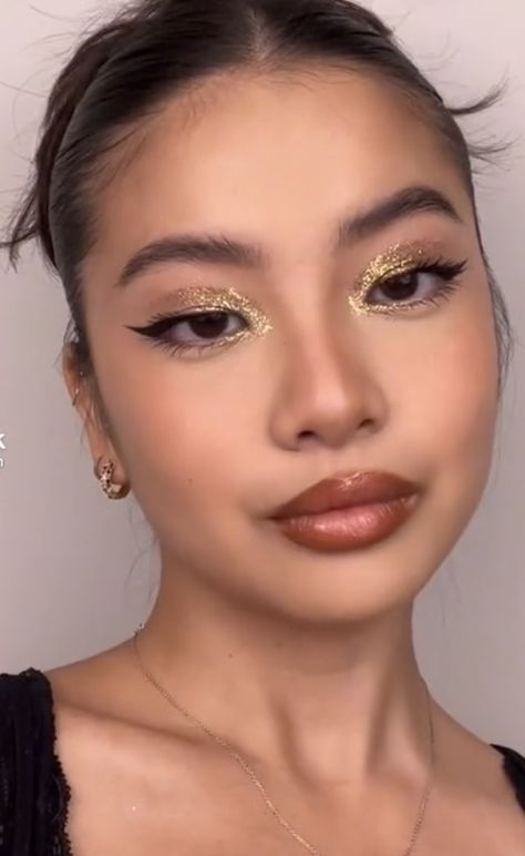 Fame Dr Makeup Looks, Makeup Looks With Gold Dress, Greek Goddess Makeup Look Simple, Gold Makeup Inspiration, Gold Accent Makeup, Gold Sparkly Makeup, Fearless Makeup Look, Golden Era Outfit, Golden Birthday Makeup