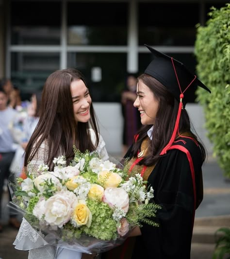 Graduation Photoshoot Ideas With Friends, Graduation Pictures With Family, Ullzang Bestie, Graduation Pose, Kimmy Kimberley, Congratulations Photos, Graduation Bouquet, College Graduation Cap Decoration, Sister Poses