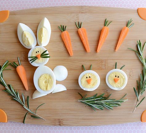 Hard-boiled Egg Chicks and Bunnies Easter Snacks, Easter Breakfast, Decorações Com Comidas, Food Art For Kids, Creative Snacks, Creative Food Art, Breakfast Idea, Fun Kids Food, Food Crafts