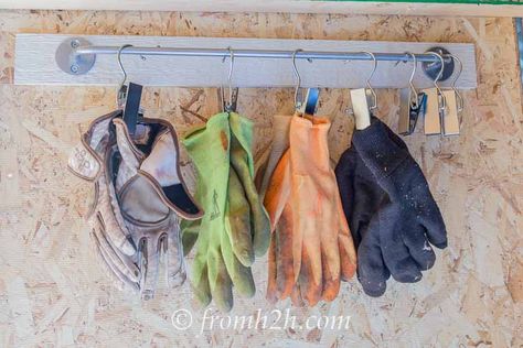 Use clips to hang gloves from a bar | Easy and Inexpensive Ways to Organize Garden Tools Garden Tool Storage Ideas, Organize Garden Tools, Tool Shed Organizing, Tool Storage Ideas, Shed Makeover, Garden Tool Rack, Hose Hanger, Garden Tool Organization, Shed Organization