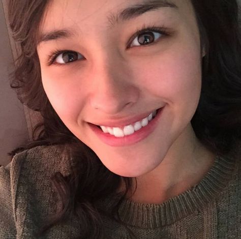 Liza Soberano without makeup Liza Soberano No Make Up, Celebs Without Makeup, Celebrity Skin Care, Natural Beauty Makeup, Liza Soberano, Celebrity Wedding Dresses, Actress Without Makeup, Kim Hyun, Photo Makeup