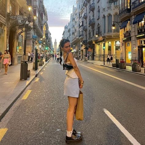 Europe Pics Ideas, Barcelona Girl Aesthetic, Skirt Photoshoot Poses, Barcelona Summer Outfits, Barcelona Photoshoot, Content Pictures, Barcelona Aesthetic, Spain Aesthetic, European Summer Outfits