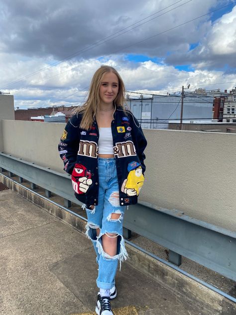 M&m Jacket Outfit, Ootd Jaket Baseball, Veracity Jacket Outfit, Varsity Outfits Women, Madison Beer Jacket, Baseball Jacket Outfit Aesthetic, Collage Jacket Outfits, Vintage Jacket Outfit 90s, Racers Jacket